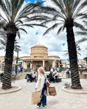 DeAnne Stidham Instagram - Had so much fun going out with my daughter! There are over 10 BIRTHDAYS in our family just in the month of April! So we had lots of shopping to do! 🛍️💗 

Wearing my @lularoe Lilian jacket, Brielle top, and Emery pants 🤩 #fashion #lularoestyle #lularoelilian #lularoebrielle #lularoeemery