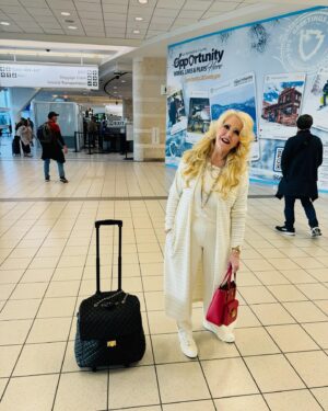DeAnne Stidham Instagram - Off on another fabulous trip for allll the things coming in the near future with LulaRoe! I am SOO excited!!! It’s a great day to have a great day! What are YOU excited for in your life!?? #positivity #choosehappiness #lularoe #smiletoday