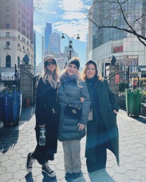 DeAnne Stidham Instagram - So excited to be here in New York City! 🏙️ I am loving exploring the city with my daughters. Wearing the darling @lularoe Emery pants, and a soon to be released sweater style. Stay tuned! Can’t wait to share more about NY Fashion Week! 🤩

#lularoe #nyfashionweek #nyfw2024ss #newyorkcity #fashionstyle #lularoeemery