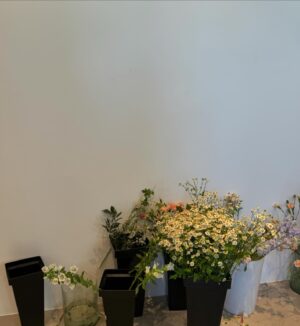 Debbie Garcia Instagram - The vibrant colors and delicate fragrances of flowers have a magical way of lifting spirits, bringing a smile, and infusing any space with energy and joy.

Yesterday’s workshop.
Tysm, @teamofloristeria 💐