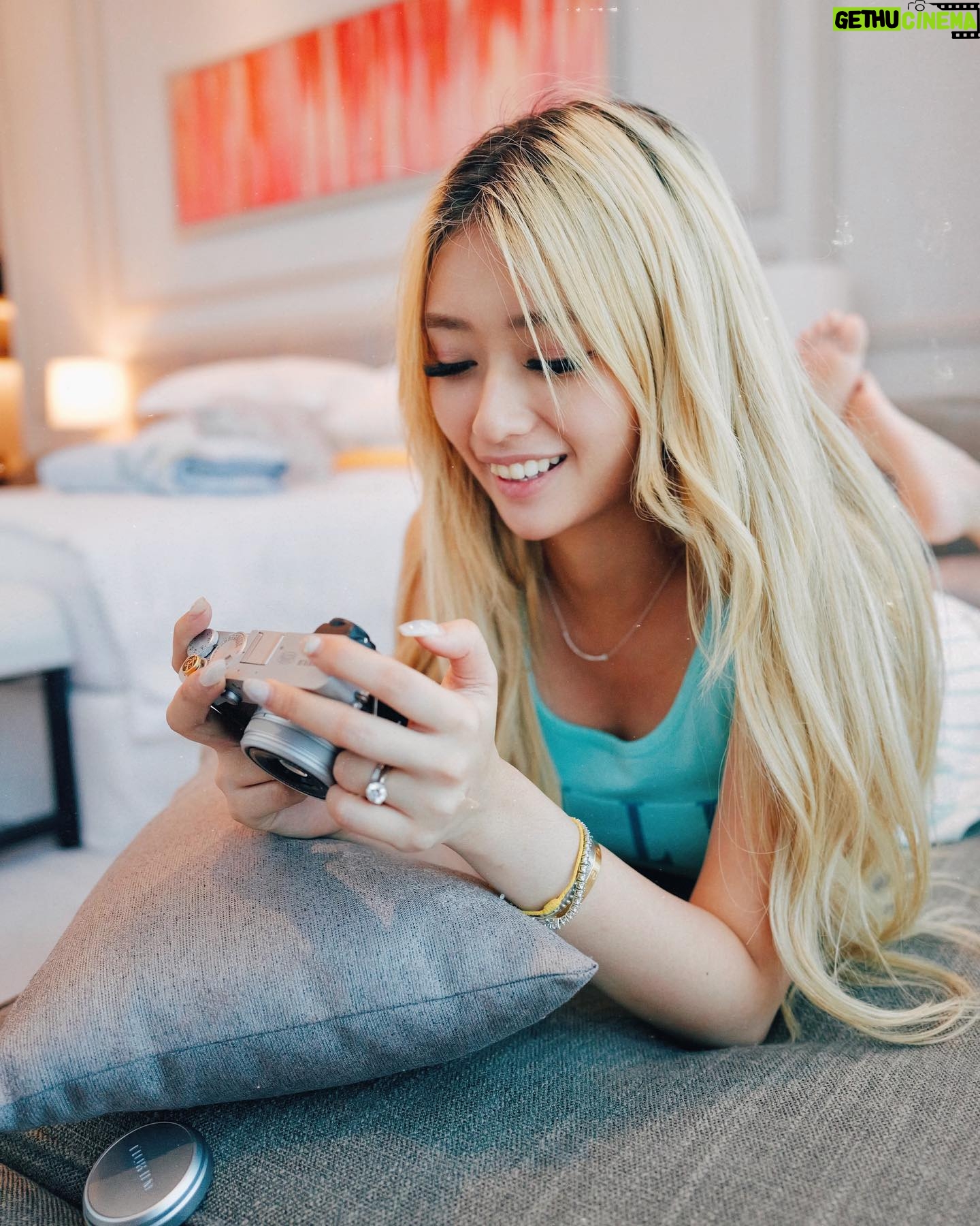 Debbie Tan Instagram - take a pic of me taking a pic of you 🤳🏻