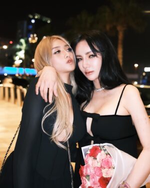Debbie Tan Instagram - We’re in Dubai baby 📸🤳🏻😫 
big sis @kimlimhl showing us the life ✨