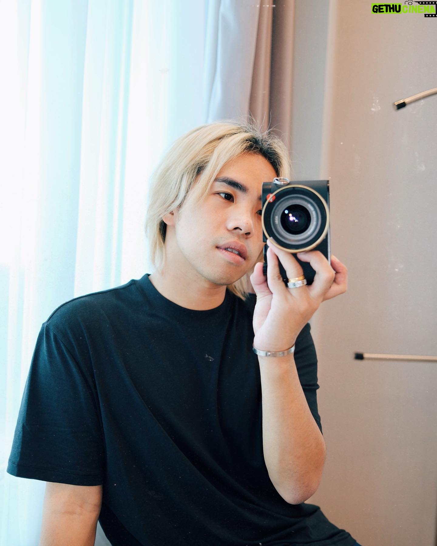 Debbie Tan Instagram - take a pic of me taking a pic of you 🤳🏻