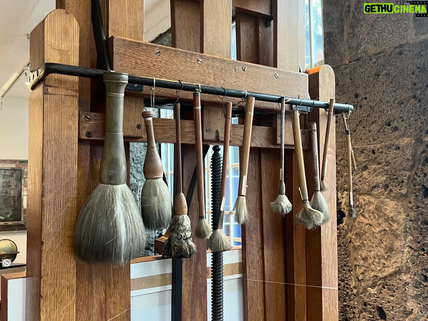 Debi Mazar Instagram - Casa Azul💙 So happy to share this with my daughter @corc0s Every time I come back I see and learn something new about Frida&Diego❣️Thankyou Perla for everything 💋 #coyoacan #mexico🇲🇽❤️