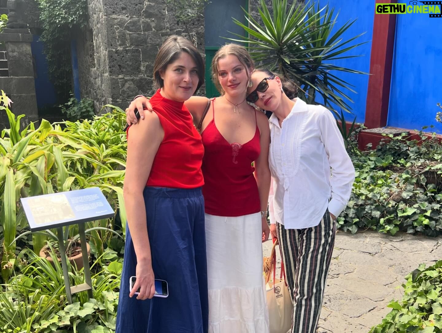 Debi Mazar Instagram - Casa Azul💙 So happy to share this with my daughter @corc0s Every time I come back I see and learn something new about Frida&Diego❣️Thankyou Perla for everything 💋 #coyoacan #mexico🇲🇽❤️