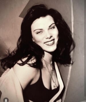 Debi Mazar Instagram - I think of my kids when I see these images! ❤️❤️
Grazie @santedorazio for posting these lovely photos of me! I think I’m the only person who didn’t strip down to nakedness for you! I ve always been a bit shy & I like some mystery…
My husband @thetuscangun joked that I have a Jay Leno jawline 🤣
My hair..wow!All mine !
 💋💃🏻💯🔥