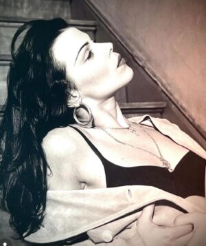 Debi Mazar Instagram - I think of my kids when I see these images! ❤️❤️
Grazie @santedorazio for posting these lovely photos of me! I think I’m the only person who didn’t strip down to nakedness for you! I ve always been a bit shy & I like some mystery…
My husband @thetuscangun joked that I have a Jay Leno jawline 🤣
My hair..wow!All mine !
 💋💃🏻💯🔥