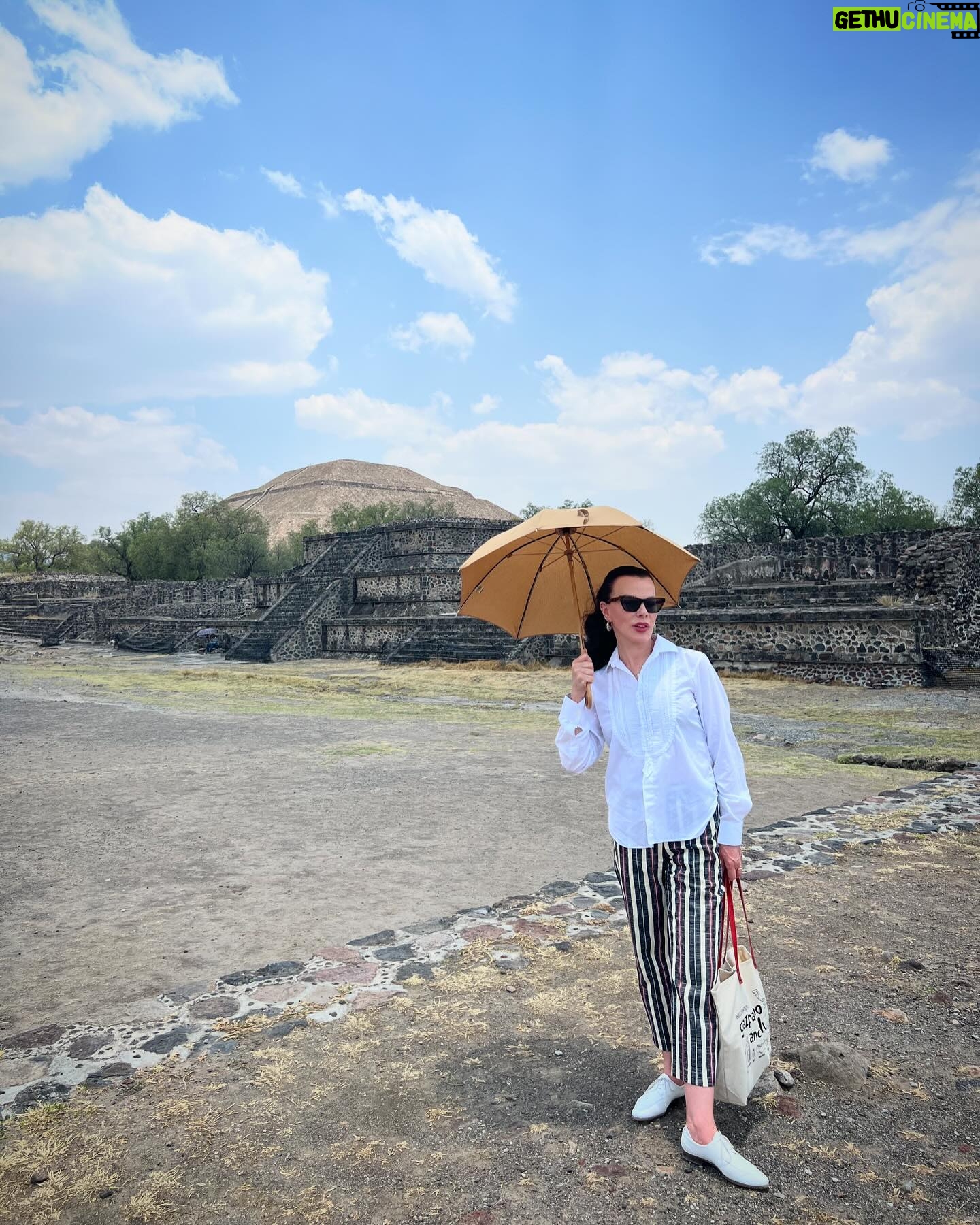 Debi Mazar Instagram - Great day with @corc0s at Teotihuacán ❣️🇲🇽❤️💃🏻💃🏻 We didn’t wear the right shoes,per usual 🤣 What are the chances we both would be working in the same city and have the same day off to spend together ! Thankyou universe❣️ #MotherDaughterDay #Mexico