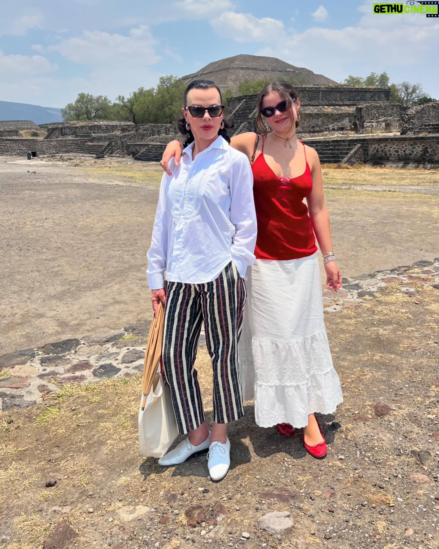Debi Mazar Instagram - Great day with @corc0s at Teotihuacán ❣️🇲🇽❤️💃🏻💃🏻 We didn’t wear the right shoes,per usual 🤣 What are the chances we both would be working in the same city and have the same day off to spend together ! Thankyou universe❣️ #MotherDaughterDay #Mexico