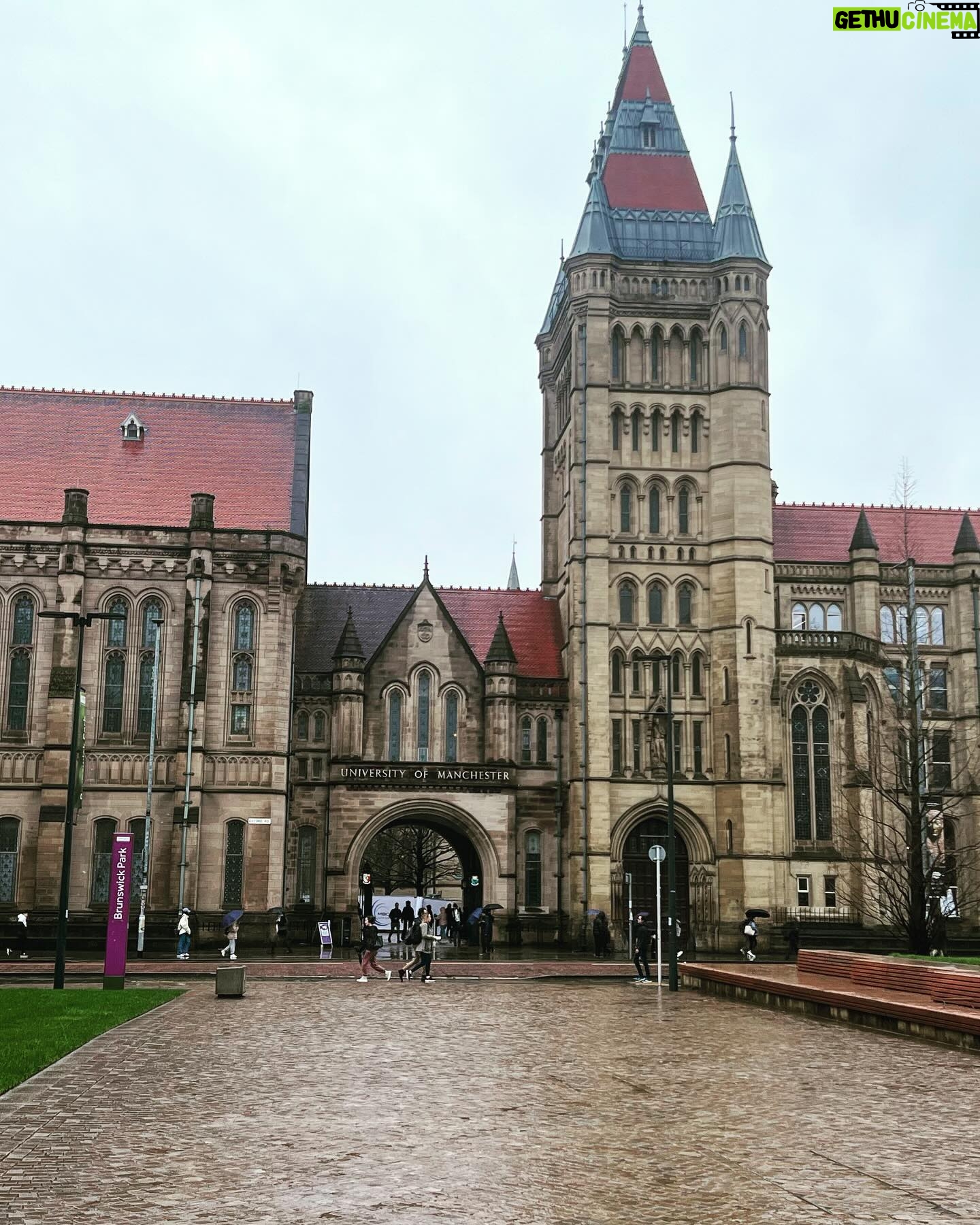 Debi Mazar Instagram - Road tripping with Giulia across the UK π¬π§ So Green & Gothic π π π Touring Universities! So much fun!ππ»ππ» #motherdaughter #explore #trains #plaid #tea #butterπ