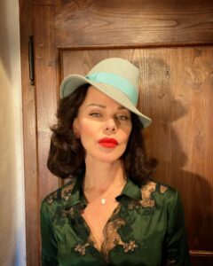 Debi Mazar Instagram - Self taped an audition today.. For us actors , it’s a really odd process… fingers crossed 🙏🏻 Back in sweats,tending to the fireplace on a cold,rainy Tuscany day..❤️