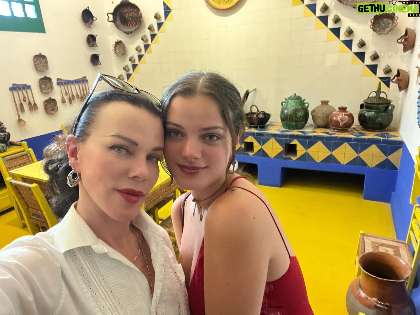 Debi Mazar Instagram - Casa Azul💙 So happy to share this with my daughter @corc0s Every time I come back I see and learn something new about Frida&Diego❣️Thankyou Perla for everything 💋 #coyoacan #mexico🇲🇽❤️