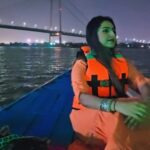 Debjani Deghuria Instagram - Somewhere between living and dreaming , There's Kolkata ..... An evening @ Ganga'r ghat .... 🚣‍♀️ 🌉