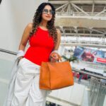 Debjani Deghuria Instagram - Making memories in orange moments 🍊 …… Living on airport time. ⏰✈ …….. PC @antaraofficial 😎🍁🧡