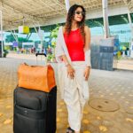 Debjani Deghuria Instagram - Making memories in orange moments 🍊 …… Living on airport time. ⏰✈ …….. PC @antaraofficial 😎🍁🧡
