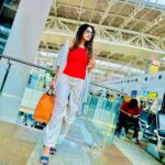 Debjani Deghuria Instagram - Making memories in orange moments 🍊 …… Living on airport time. ⏰✈ …….. PC @antaraofficial 😎🍁🧡