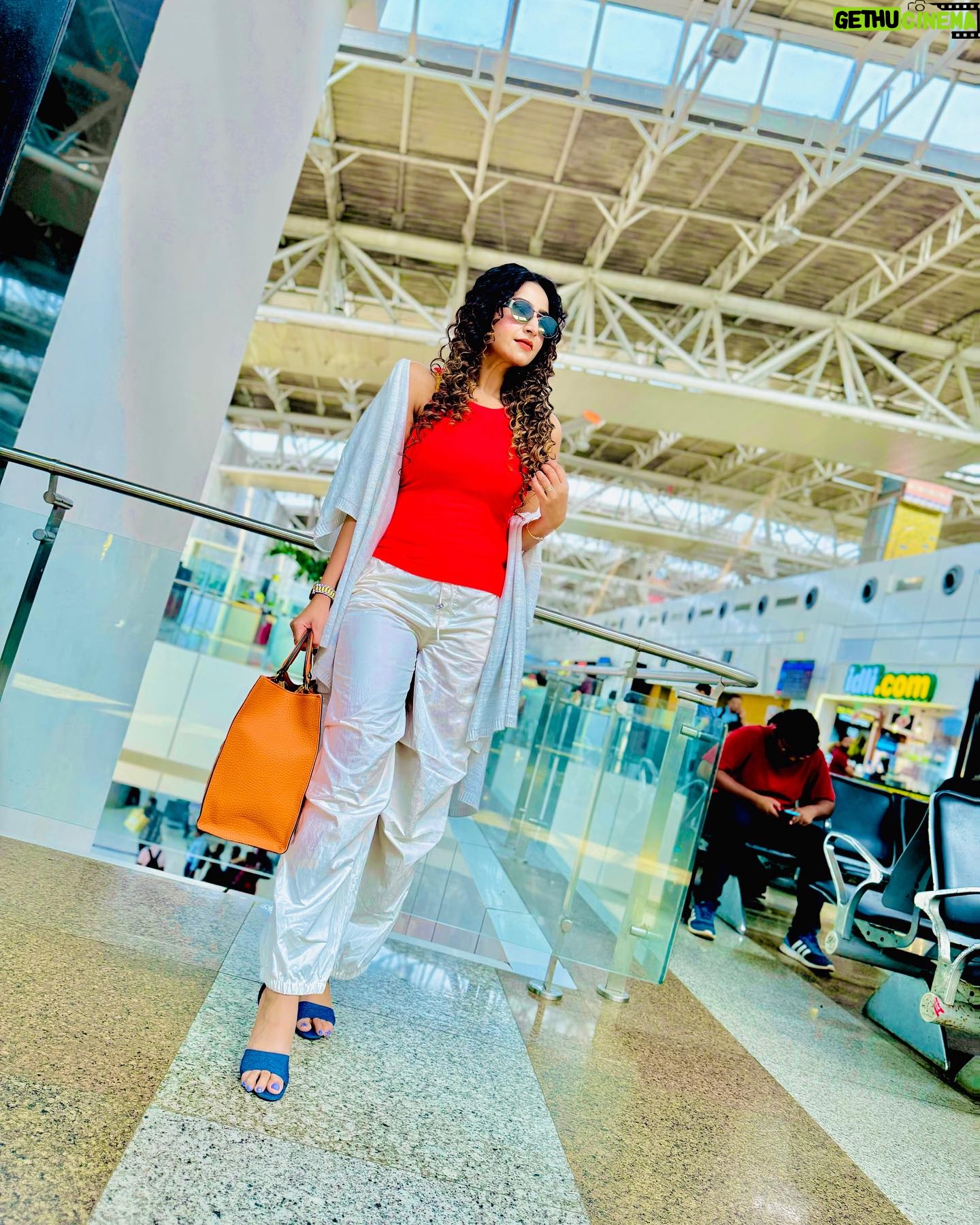 Debjani Deghuria Instagram - Making memories in orange moments ๐ โฆโฆ Living on airport time. โฐโ โฆโฆ.. PC @antaraofficial ๐๐๐งก