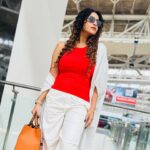 Debjani Deghuria Instagram - Making memories in orange moments 🍊 …… Living on airport time. ⏰✈ …….. PC @antaraofficial 😎🍁🧡