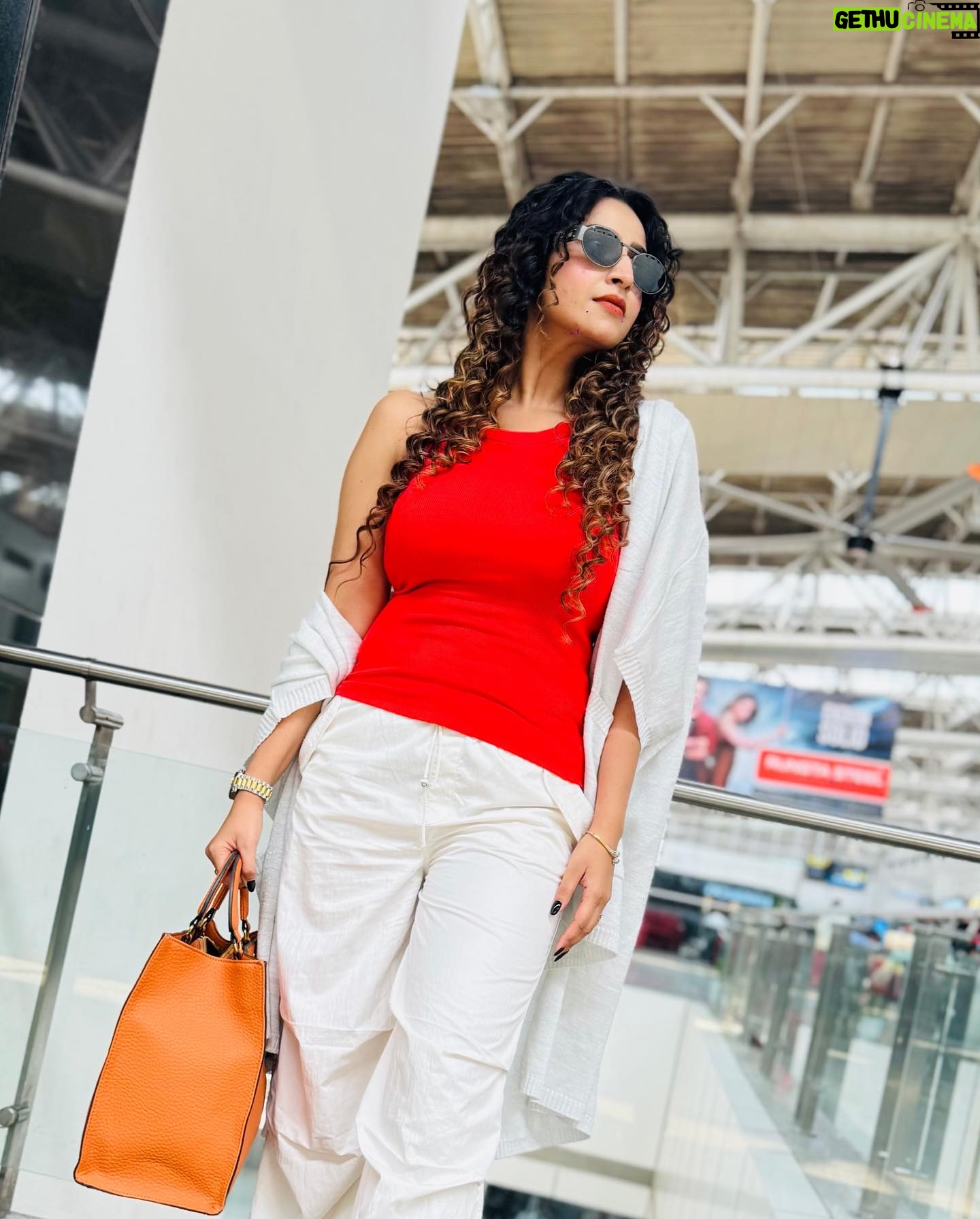 Debjani Deghuria Instagram - Making memories in orange moments ๐ โฆโฆ Living on airport time. โฐโ โฆโฆ.. PC @antaraofficial ๐๐๐งก