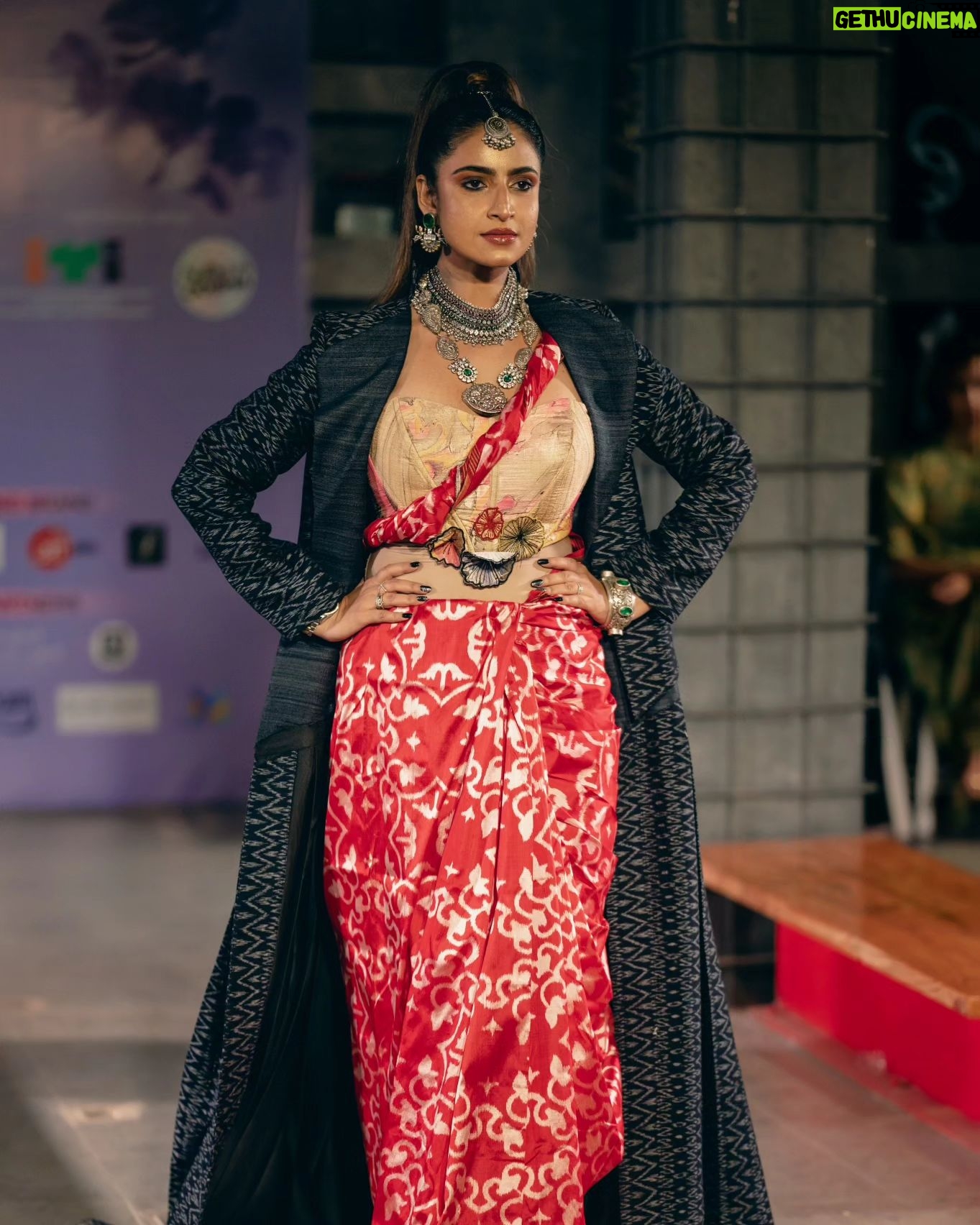 Debjani Deghuria Instagram - Happy to promote Odisha Handloom Treasures as the Showstopper for @odishafashionweek Season 1 held at @govt_iti.bbsr Designs : @earthy_hues_india Sarees : Talented weavers of @antaran_transformingcrafts from Maniabandha & Gopalpur Clusters Jewellery: @lcjsilver.lalchandjewellers HMU: @glamupbysonalii Styling: @sibiyansaron Choreographer: @prasantdasofficial Host : @thefootstepsofficial Co-Host : @keembadanti @odishamodelmirror