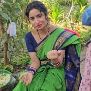 Debjani Deghuria Instagram - Desi style rey khaibaa “ Bharijaa