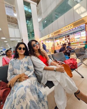 Debjani Deghuria Instagram - She has a heart that is genuine with My beautiful evergreen di @anuchoudhuryofficial 💓... Was Fyling For an event .. Fluffy and fashionably late!
 #Show #event #actress 

#debjanideghuria #anuchoudhury #actress #debjani