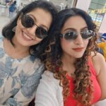 Debjani Deghuria Instagram - She has a heart that is genuine with My beautiful evergreen di @anuchoudhuryofficial 💓... Was Fyling For an event .. Fluffy and fashionably late! #Show #event #actress #debjanideghuria #anuchoudhury #actress #debjani