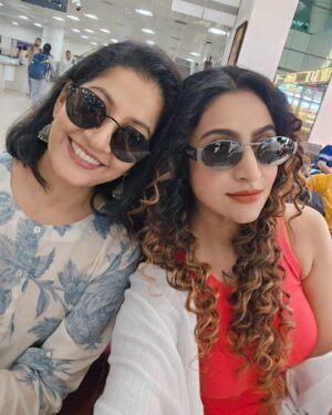 Debjani Deghuria Instagram - She has a heart that is genuine with My beautiful evergreen di @anuchoudhuryofficial 💓... Was Fyling For an event .. Fluffy and fashionably late!
 #Show #event #actress 

#debjanideghuria #anuchoudhury #actress #debjani