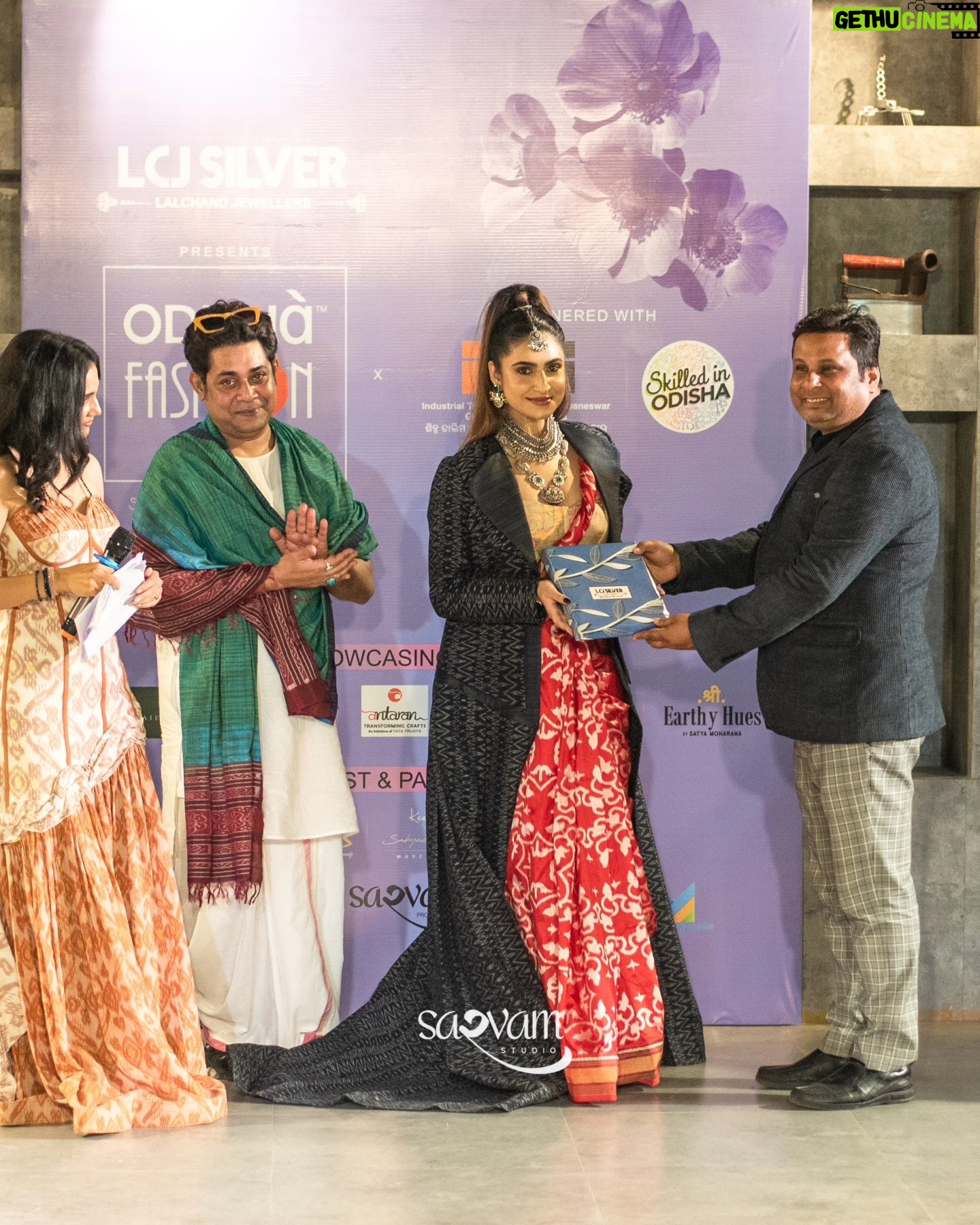 Debjani Deghuria Instagram - Happy to promote Odisha Handloom Treasures as the Showstopper for @odishafashionweek Season 1 held at @govt_iti.bbsr Designs : @earthy_hues_india Sarees : Talented weavers of @antaran_transformingcrafts from Maniabandha & Gopalpur Clusters Jewellery: @lcjsilver.lalchandjewellers HMU: @glamupbysonalii Styling: @sibiyansaron Choreographer: @prasantdasofficial Host : @thefootstepsofficial Co-Host : @keembadanti @odishamodelmirror