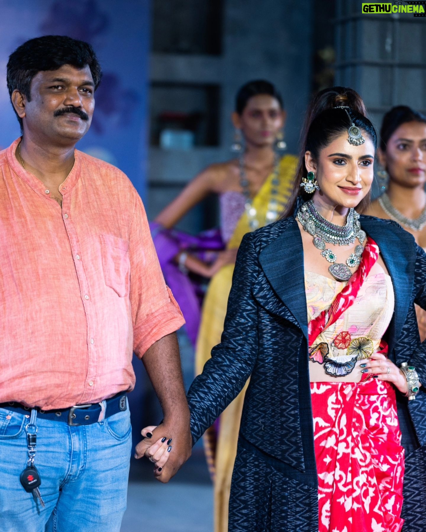Debjani Deghuria Instagram - Happy to promote Odisha Handloom Treasures as the Showstopper for @odishafashionweek Season 1 held at @govt_iti.bbsr Designs : @earthy_hues_india Sarees : Talented weavers of @antaran_transformingcrafts from Maniabandha & Gopalpur Clusters Jewellery: @lcjsilver.lalchandjewellers HMU: @glamupbysonalii Styling: @sibiyansaron Choreographer: @prasantdasofficial Host : @thefootstepsofficial Co-Host : @keembadanti @odishamodelmirror