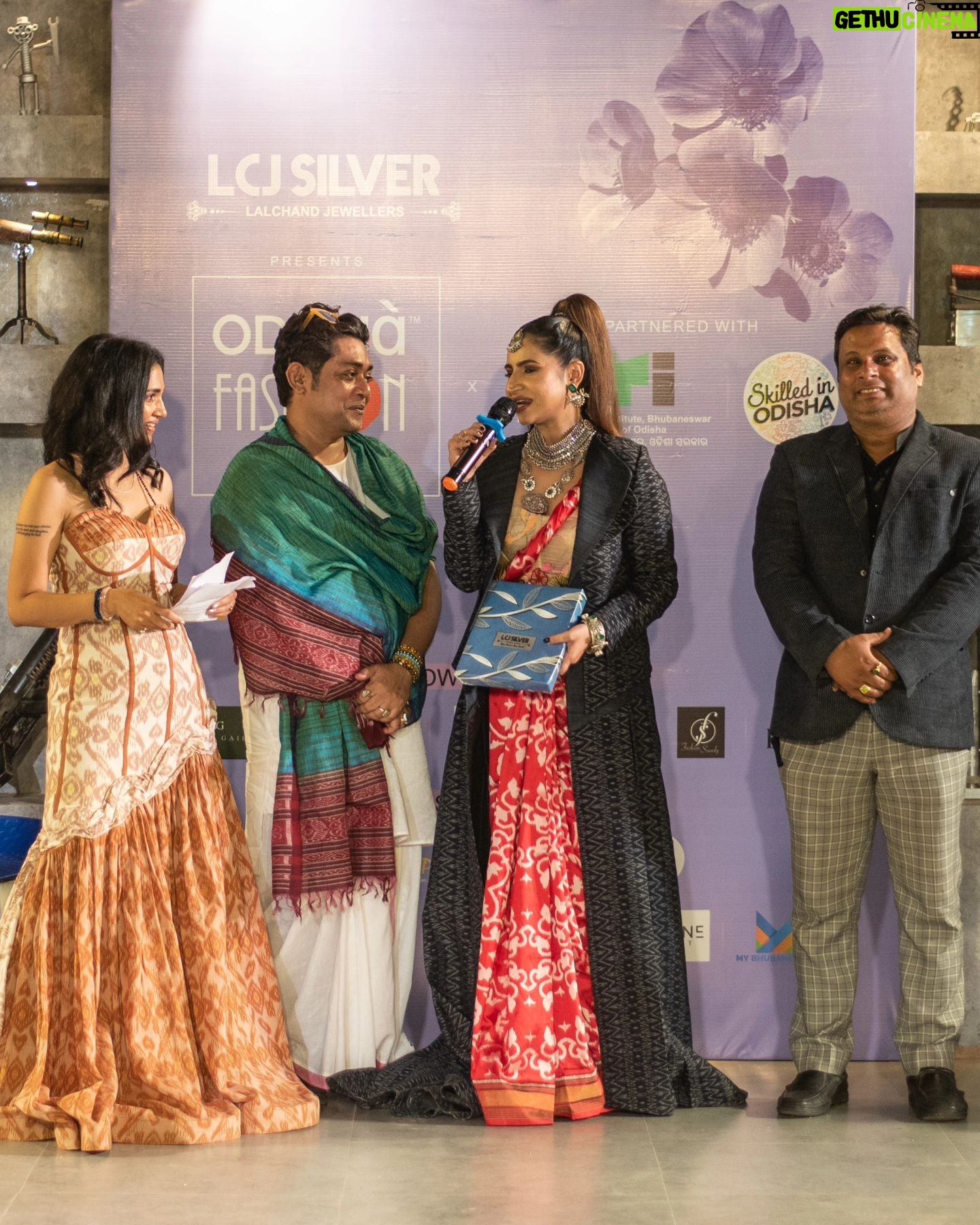 Debjani Deghuria Instagram - Happy to promote Odisha Handloom Treasures as the Showstopper for @odishafashionweek Season 1 held at @govt_iti.bbsr Designs : @earthy_hues_india Sarees : Talented weavers of @antaran_transformingcrafts from Maniabandha & Gopalpur Clusters Jewellery: @lcjsilver.lalchandjewellers HMU: @glamupbysonalii Styling: @sibiyansaron Choreographer: @prasantdasofficial Host : @thefootstepsofficial Co-Host : @keembadanti @odishamodelmirror