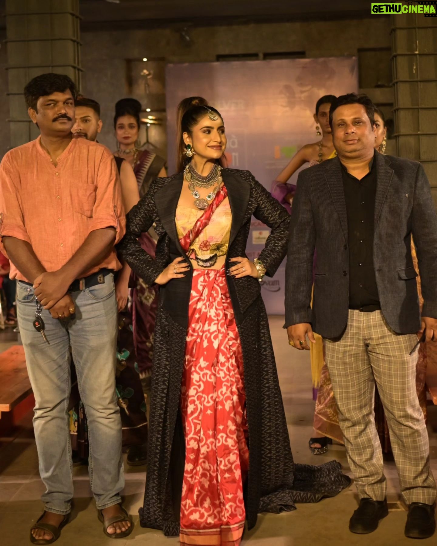 Debjani Deghuria Instagram - Happy to promote Odisha Handloom Treasures as the Showstopper for @odishafashionweek Season 1 held at @govt_iti.bbsr Designs : @earthy_hues_india Sarees : Talented weavers of @antaran_transformingcrafts from Maniabandha & Gopalpur Clusters Jewellery: @lcjsilver.lalchandjewellers HMU: @glamupbysonalii Styling: @sibiyansaron Choreographer: @prasantdasofficial Host : @thefootstepsofficial Co-Host : @keembadanti @odishamodelmirror