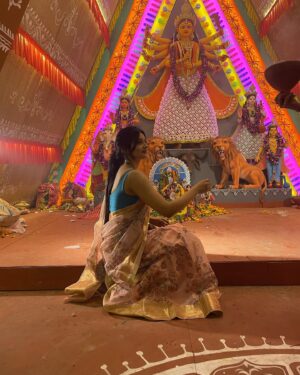 Debjani Modak Instagram - Swipe right to see the failed attempt of my mandatory Durga pujo pose!😊