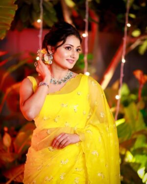 Debjani Modak Instagram - May your future be as bright as my yellow saree 🔆

@swathikondabala_label 
@neelias_official
