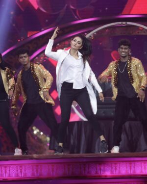 Debjani Modak Instagram - 🤔 about this performance??

#dance #performer #suntv #awards #awardshow #🔥 #gratitude
