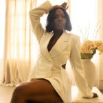Deborah Joy Winans Instagram – Ya’ll made a girl feel so good I had to double back on this look!!😜😜😜 Happy Monday!!!! Make this week GREAT💜
