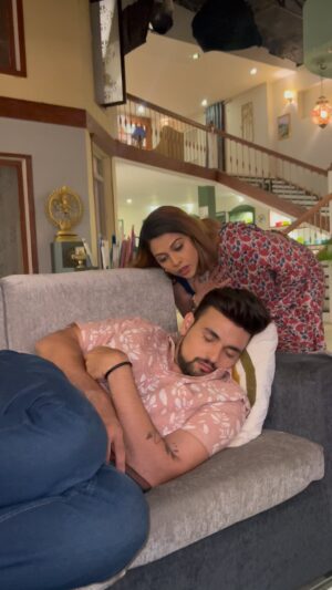 Deepali Pansare Instagram - Yanchyashi neet bolayche🤪
Because they are just meditating😂
#viralreels  #reels #lakshmichyapavlani