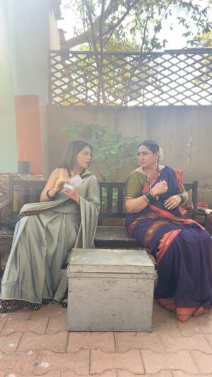 Deepali Pansare Instagram - Rohini vs Sangeeta 😅
Rohini he paise Sangeeta la denar ka??
#deepalipansare #kishoriambiye  #lakshmichyapavlani