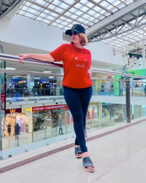 Deepali Pansare Instagram - This offline t-shirt made it to my online account 😅
🧢 & 👕 @marathitshirts 
#marathitshirts  #deepalipansare #comfort