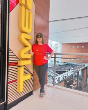 Deepali Pansare Instagram - This offline t-shirt made it to my online account 😅
🧢 & 👕 @marathitshirts 
#marathitshirts  #deepalipansare #comfort
