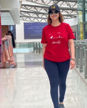 Deepali Pansare Instagram - This offline t-shirt made it to my online account 😅
🧢 & 👕 @marathitshirts 
#marathitshirts  #deepalipansare #comfort