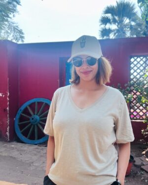 Deepali Pansare Instagram - Stay cool and stay fabulous!
🧢 @marathitshirts 

#deepalipansare #marathitshirts #style  #fashion #summervibes