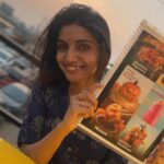 Deepika Damu Instagram – Ennatha solla 😂
#nomakeup
#kanaakaanumkaalangal #vijaytelevision #disneyplushotstartamil #deepikainkanaakaanumkaalangal #deepuuinkanaaasharitha #deepuuharitha #deepuuharithakanaa #harithatomboy #deepuutomboy #deepuuharithatomboy #deepuureels #deepuuofficial #reels #deepuuinsaree #ᴛʀᴇɴᴅɪɴɢʀᴇᴇʟs #dancevideo #jodiareuready #jodiareuready💃🕺 #deepikadamu #deepikajodi