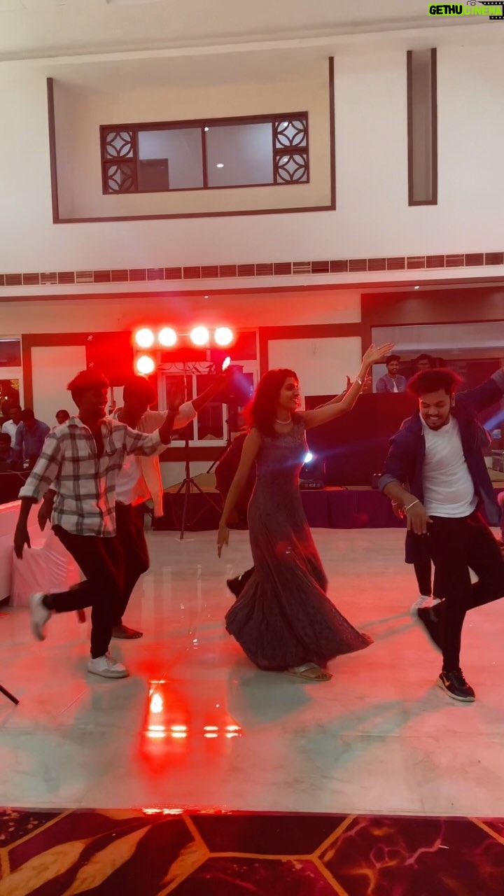Deepika Damu Instagram - You can never control your bridesmaid on your wedding, so don’t try😅 #nomakeup #kanaakaanumkaalangal #vijaytelevision #disneyplushotstartamil #deepikainkanaakaanumkaalangal #deepuuinkanaaasharitha #deepuuharitha #deepuuharithakanaa #harithatomboy #deepuutomboy #deepuuharithatomboy #deepuureels #deepuuofficial #reels #deepuuinsaree #ᴛʀᴇɴᴅɪɴɢʀᴇᴇʟs #dancevideo #jodiareuready #jodiareuready💃🕺 #deepikadamu #deepikajodi