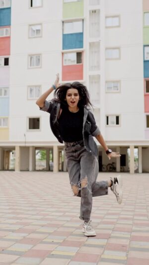 Deepika Damu Instagram - 🔥Pogayala🔥
Choreography: @deepuuofficial meee🙈❤️
🎥: @hari_prasath___ @mastermindsphotography 
✂️: @divakr.ed 
@asalkolaar @actorvijay @anirudhofficial @7_screenstudio

#kanaakaanumkaalangal #vijaytelevision #disneyplushotstartamil #deepikainkanaakaanumkaalangal #deepuuinkanaaasharitha #deepuuharitha #deepuuharithakanaa  #harithatomboy #deepuutomboy #deepuuharithatomboy #deepuureels #deepuuofficial #reels #deepuuinsaree #ᴛʀᴇɴᴅɪɴɢʀᴇᴇʟs #dancevideo #leo #vijay #asalkolaar