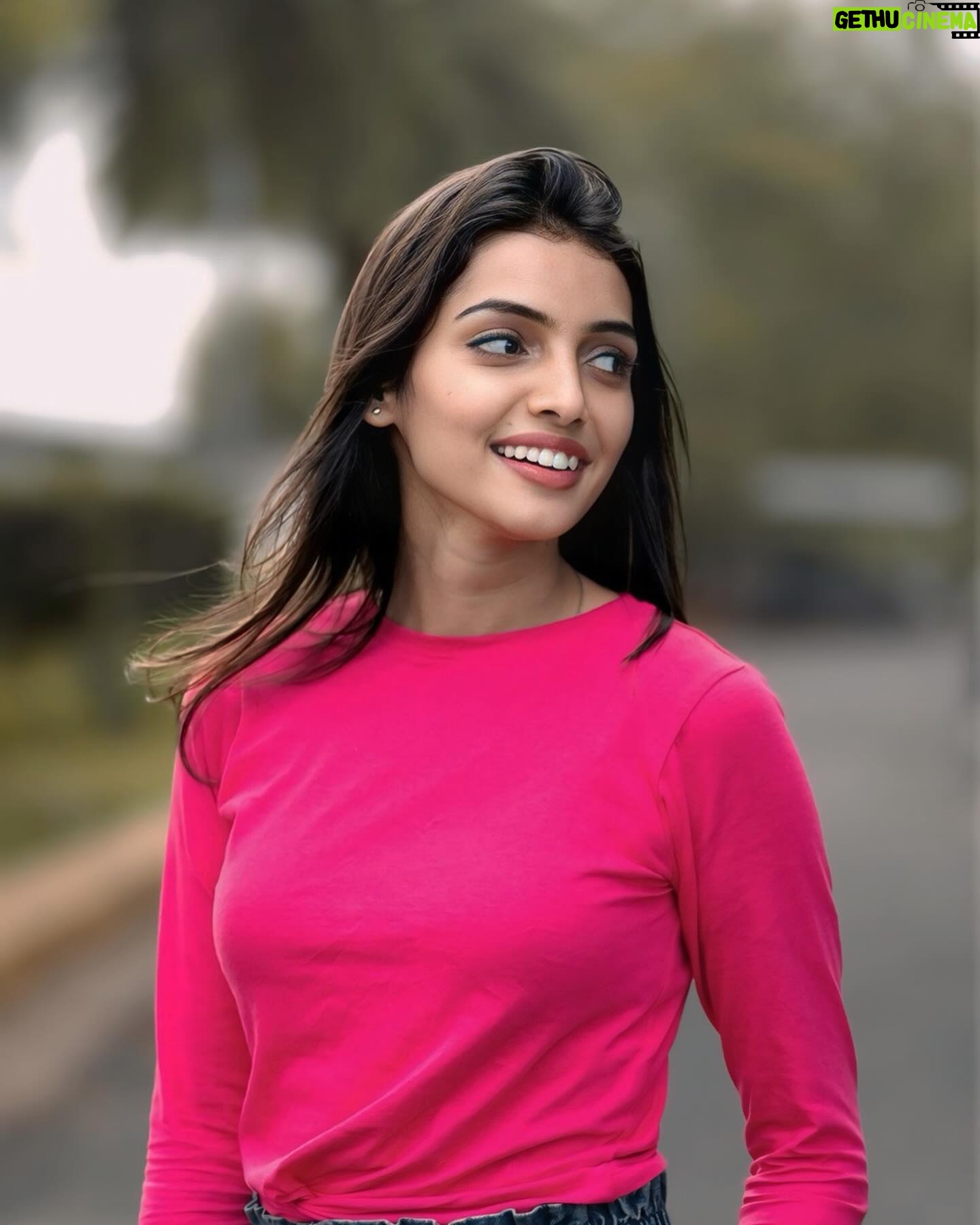 Deepika Damu Instagram - Livin’✨ 📸: @_.tamill.__ #nomakeup #kanaakaanumkaalangal #vijaytelevision #disneyplushotstartamil #deepikainkanaakaanumkaalangal #deepuuinkanaaasharitha #deepuuharitha #deepuuharithakanaa #harithatomboy #deepuutomboy #deepuuharithatomboy #deepuureels #deepuuofficial #reels #deepuuinsaree #ᴛʀᴇɴᴅɪɴɢʀᴇᴇʟs #dancevideo #jodiareuready #jodiareuready💃🕺 #deepikadamu #deepikajodi