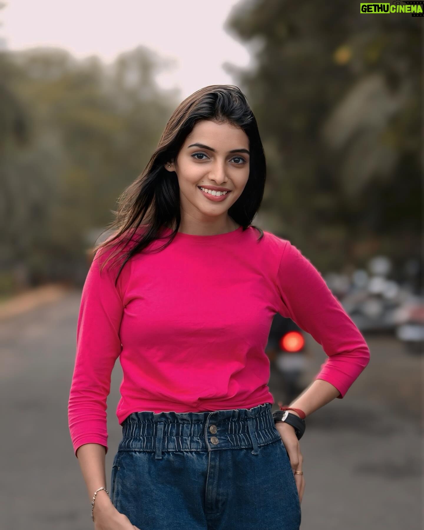 Deepika Damu Instagram - Livin’✨ 📸: @_.tamill.__ #nomakeup #kanaakaanumkaalangal #vijaytelevision #disneyplushotstartamil #deepikainkanaakaanumkaalangal #deepuuinkanaaasharitha #deepuuharitha #deepuuharithakanaa #harithatomboy #deepuutomboy #deepuuharithatomboy #deepuureels #deepuuofficial #reels #deepuuinsaree #ᴛʀᴇɴᴅɪɴɢʀᴇᴇʟs #dancevideo #jodiareuready #jodiareuready💃🕺 #deepikadamu #deepikajodi