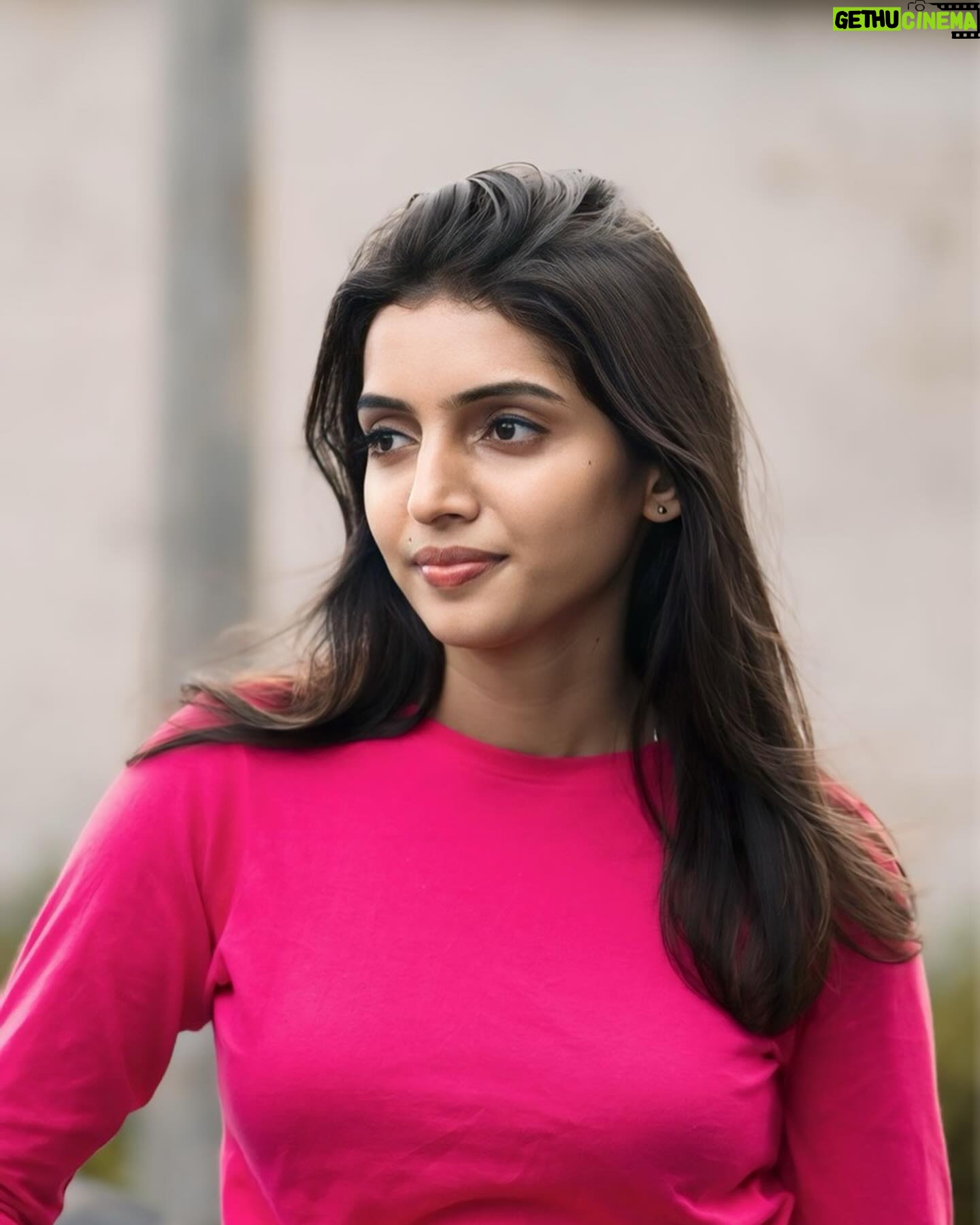 Deepika Damu Instagram - Purely Candid❤️ 📸: @_.tamill.__ #nomakeup #kanaakaanumkaalangal #vijaytelevision #disneyplushotstartamil #deepikainkanaakaanumkaalangal #deepuuinkanaaasharitha #deepuuharitha #deepuuharithakanaa #harithatomboy #deepuutomboy #deepuuharithatomboy #deepuureels #deepuuofficial #reels #deepuuinsaree #ᴛʀᴇɴᴅɪɴɢʀᴇᴇʟs #dancevideo #jodiareuready #jodiareuready💃🕺 #deepikadamu #deepikajodi