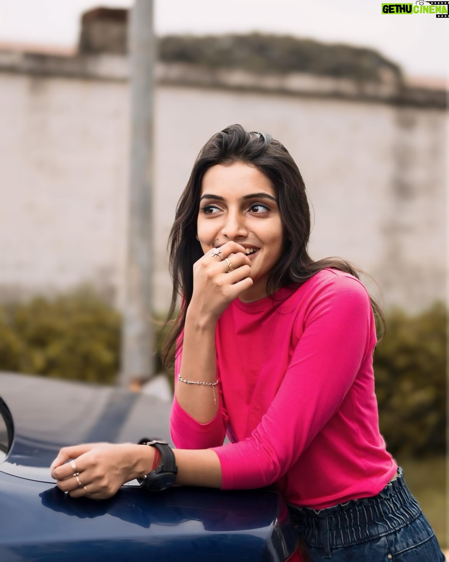 Deepika Damu Instagram - Purely Candid❤️ 📸: @_.tamill.__ #nomakeup #kanaakaanumkaalangal #vijaytelevision #disneyplushotstartamil #deepikainkanaakaanumkaalangal #deepuuinkanaaasharitha #deepuuharitha #deepuuharithakanaa #harithatomboy #deepuutomboy #deepuuharithatomboy #deepuureels #deepuuofficial #reels #deepuuinsaree #ᴛʀᴇɴᴅɪɴɢʀᴇᴇʟs #dancevideo #jodiareuready #jodiareuready💃🕺 #deepikadamu #deepikajodi