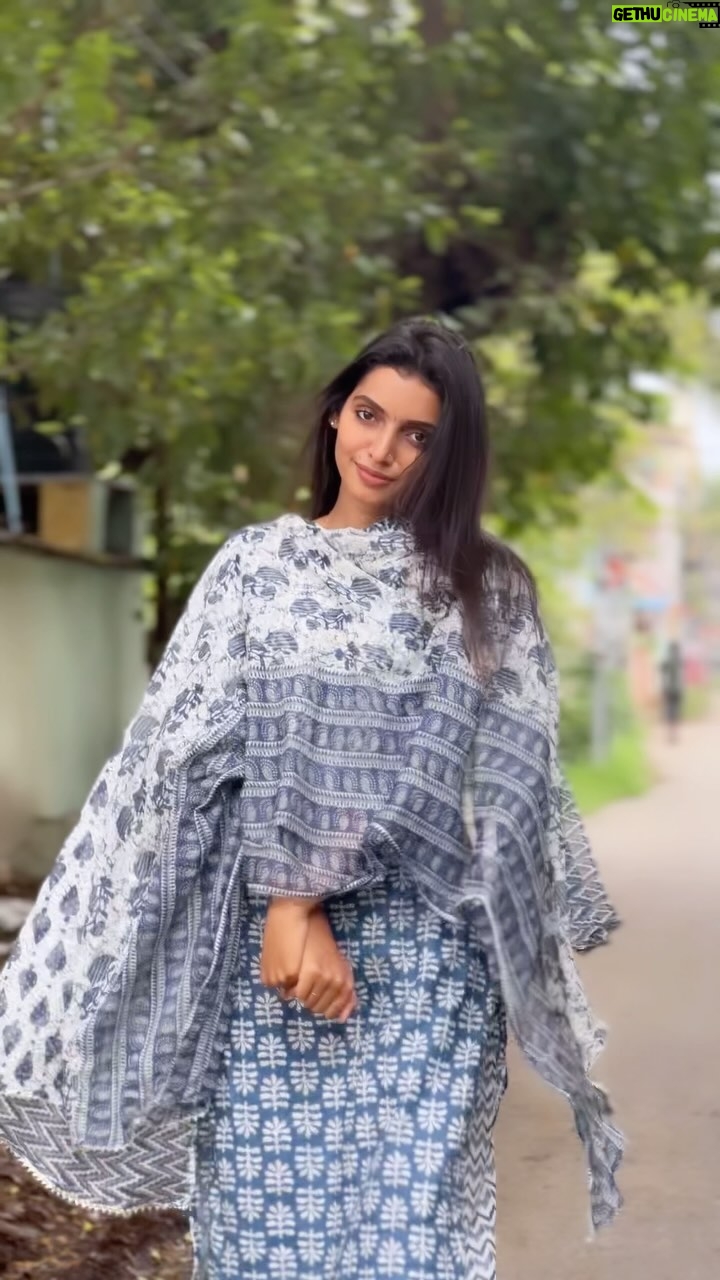 Deepika Damu Instagram - Avan kangaliley Enthan vayadharinthen!!🙈🫶🏻❤️ Wearing: @shubbamcbe #nomakeup #kanaakaanumkaalangal #vijaytelevision #disneyplushotstartamil #deepikainkanaakaanumkaalangal #deepuuinkanaaasharitha #deepuuharitha #deepuuharithakanaa #harithatomboy #deepuutomboy #deepuuharithatomboy #deepuureels #deepuuofficial #reels #deepuuinsaree #ᴛʀᴇɴᴅɪɴɢʀᴇᴇʟs #dancevideo #jodiareuready #jodiareuready💃🕺 #deepikadamu #deepikajodi